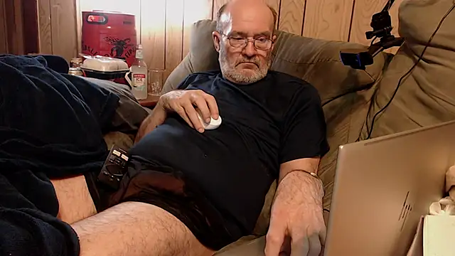 Snapshot of snickers1 chatting on 12.23.25 snickers1 online show from 12.23.25