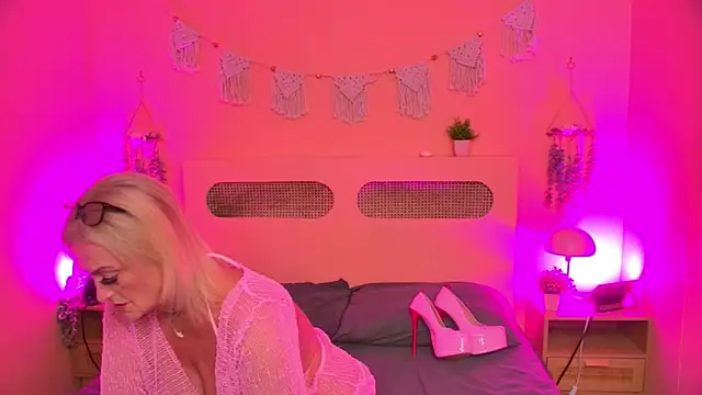 Snapshot of SarahDanielBabestation chatting on 07.27.26 SarahDanielBabestation online show from 07.27.26