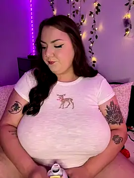 Snapshot of honeyviolet chatting on 10.03.25 honeyviolet online show from 10.03.25