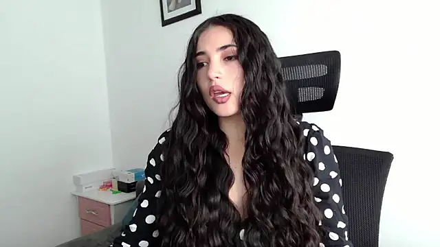 Snapshot of Honey_Aynur20 chatting on 02.02.25 Honey Aynur20 online show from 02.02.25