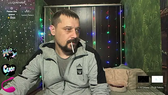 Snapshot of DanielOhCool chatting on 12.29.24 DanielOhCool online show from 12.29.24