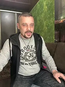 Snapshot of DanielOhCool chatting on 03.17.25 DanielOhCool online show from 03.17.25