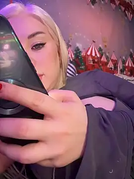 LaraHollywood online show from 12.21.24