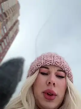 LaraHollywood online show from 01.10.25