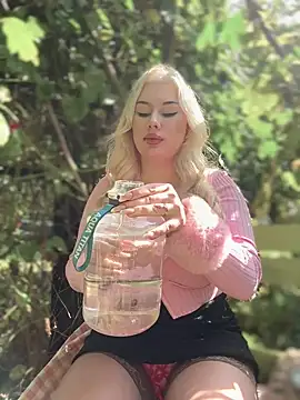 LaraHollywood online show from 09.22.25