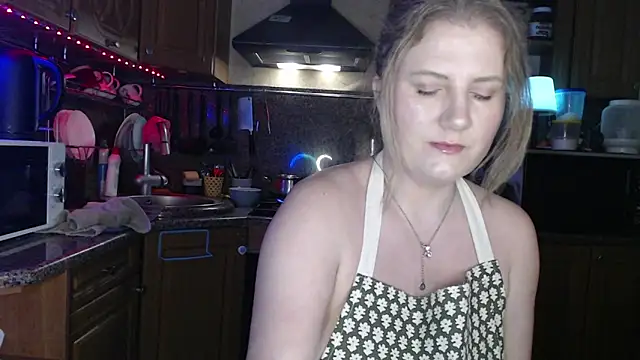 Snapshot of LizaCakes chatting on 01.27.25 LizaCakes online show from 01.27.25