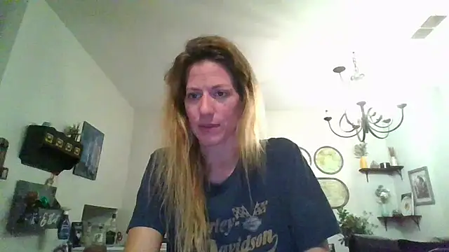 Snapshot of Rhodesxox chatting on 10.19.25 Rhodesxox online show from 10.19.25