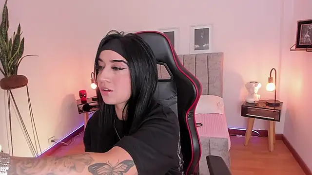 EmmyEvans1 online show from 01.27.25