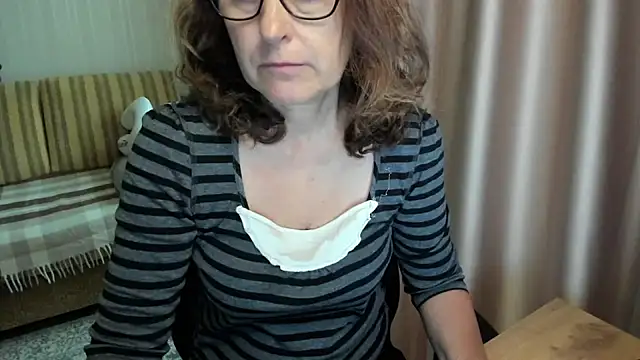 Snapshot of lauraoven chatting on 06.18.26 lauraoven online show from 06.18.26