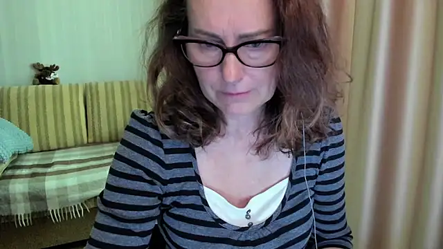 Snapshot of lauraoven chatting on 06.19.26 lauraoven online show from 06.19.26