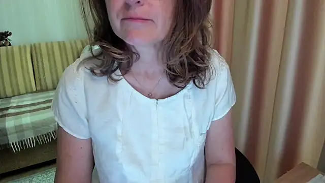 Snapshot of lauraoven chatting on 06.22.26 lauraoven online show from 06.22.26