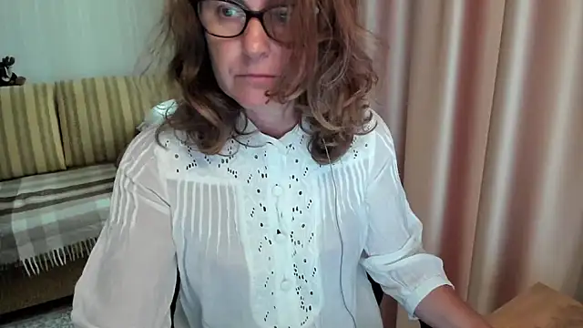 Snapshot of lauraoven chatting on 07.03.26 lauraoven online show from 07.03.26