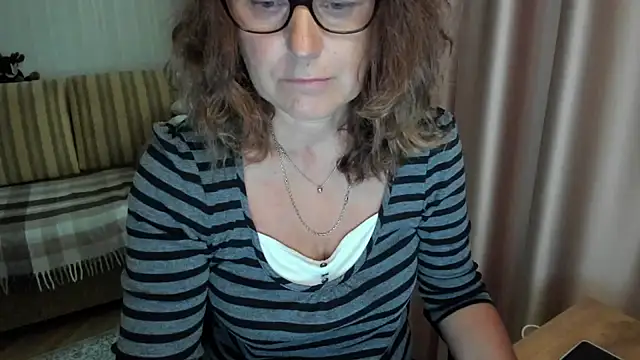 Snapshot of lauraoven chatting on 07.06.26 lauraoven online show from 07.06.26