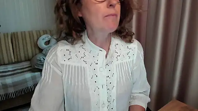 Snapshot of lauraoven chatting on 07.12.26 lauraoven online show from 07.12.26