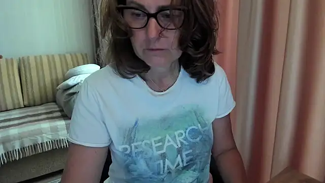 Snapshot of lauraoven chatting on 07.15.26 lauraoven online show from 07.15.26