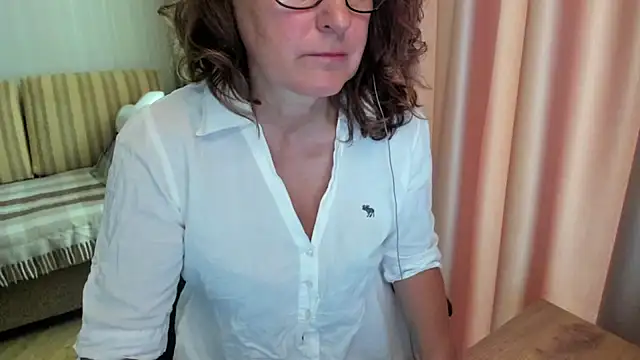 Snapshot of lauraoven chatting on 07.17.26 lauraoven online show from 07.17.26