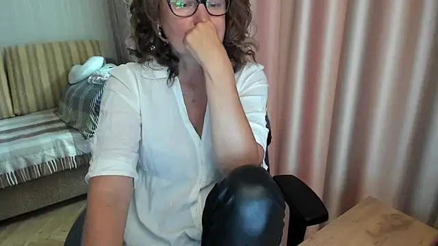 Snapshot of lauraoven chatting on 07.20.26 lauraoven online show from 07.20.26