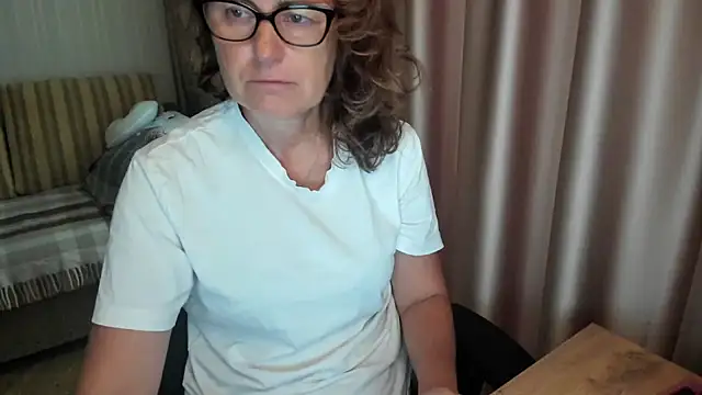 Snapshot of lauraoven chatting on 07.22.26 lauraoven online show from 07.22.26