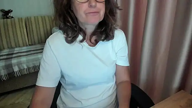 Snapshot of lauraoven chatting on 07.23.26 lauraoven online show from 07.23.26