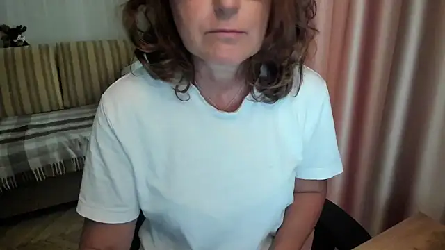 Snapshot of lauraoven chatting on 07.28.26 lauraoven online show from 07.28.26