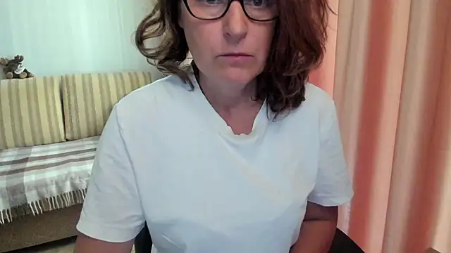 Snapshot of lauraoven chatting on 07.29.26 lauraoven online show from 07.29.26
