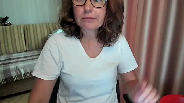 Snapshot of lauraoven chatting on 08.01.26 lauraoven online show from 08.01.26