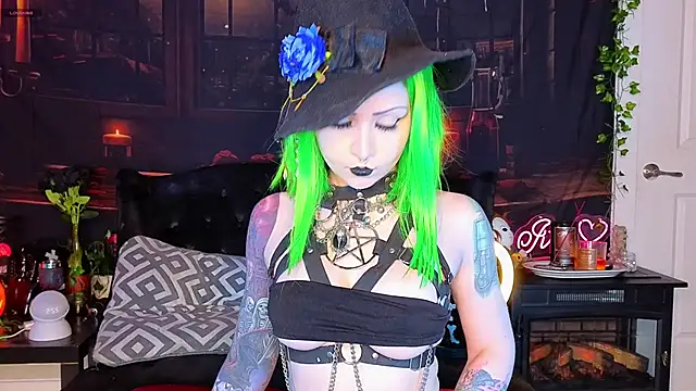 Snapshot of Ivey_and_James chatting on 10.09.25 Ivey and James online show from 10.09.25