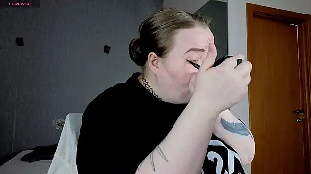 Snapshot of EMMA__CONNOR chatting on 09.28.25 EMMA  CONNOR online show from 09.28.25