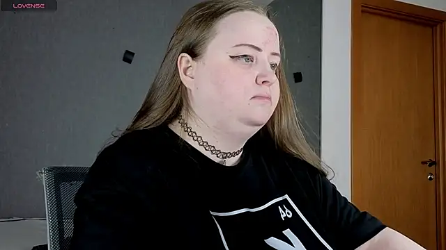 Snapshot of EMMA__CONNOR chatting on 09.30.25 EMMA  CONNOR online show from 09.30.25