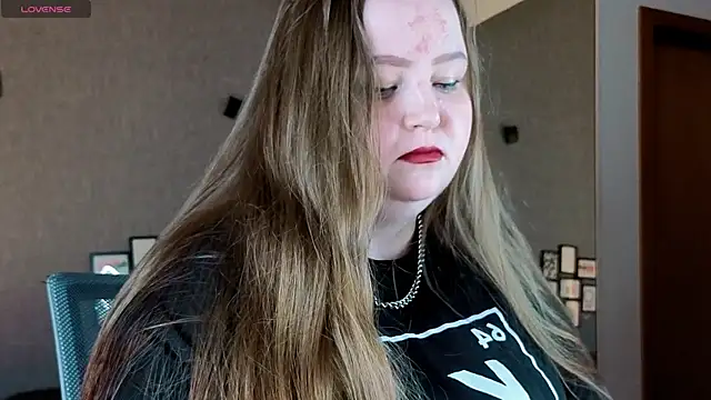 Snapshot of EMMA__CONNOR chatting on 10.20.25 EMMA  CONNOR online show from 10.20.25