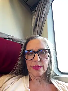 Snapshot of Alimela chatting on 06.15.26 Alimela online show from 06.15.26
