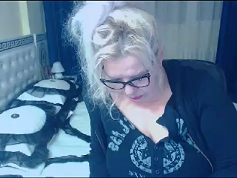 Snapshot of SonyaHotMilf chatting on 02.19.25 SonyaHotMilf online show from 02.19.25