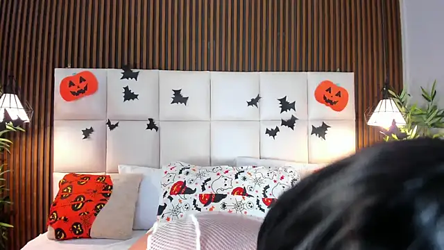 Snapshot of naughty_flower18 chatting on 10.24.25 naughty flower18 online show from 10.24.25