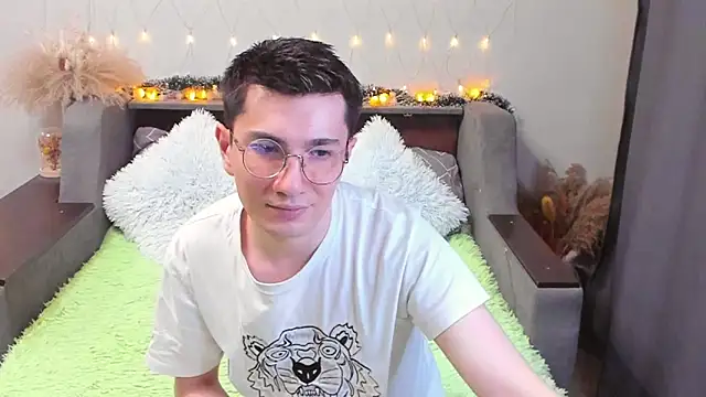 Snapshot of Yumi_steve chatting on 02.22.25 Yumi steve online show from 02.22.25