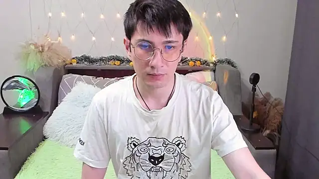 Snapshot of Yumi_steve chatting on 10.23.25 Yumi steve online show from 10.23.25