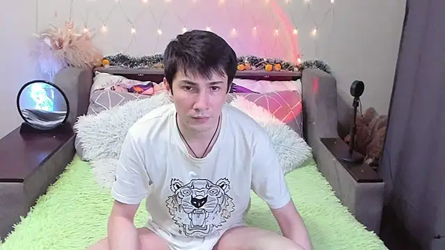 Snapshot of Yumi_steve chatting on 11.05.25 Yumi steve online show from 11.05.25