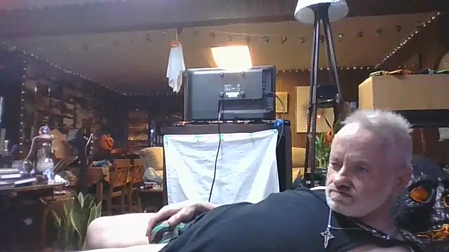 Snapshot of Makowboy chatting on 10.18.25 Makowboy online show from 10.18.25