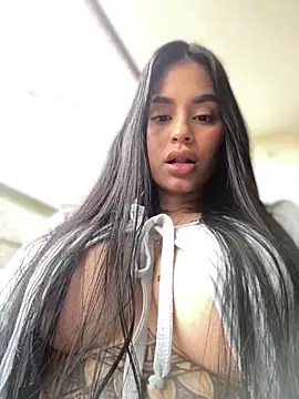 Snapshot of LaraHenao chatting on 01.05.25 LaraHenao online show from 01.05.25