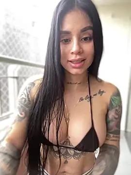 Snapshot of LaraHenao chatting on 01.10.25 LaraHenao online show from 01.10.25