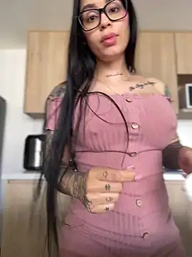 Snapshot of LaraHenao chatting on 01.12.25 LaraHenao online show from 01.12.25