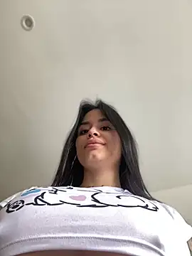 Snapshot of LaraHenao chatting on 01.23.25 LaraHenao online show from 01.23.25