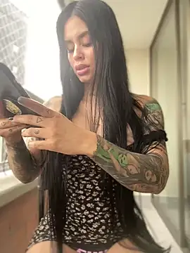 Snapshot of LaraHenao chatting on 01.28.25 LaraHenao online show from 01.28.25