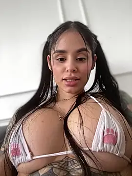 Snapshot of LaraHenao chatting on 02.03.25 LaraHenao online show from 02.03.25