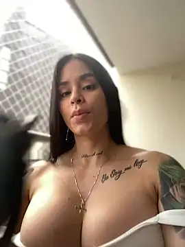 Snapshot of LaraHenao chatting on 02.12.25 LaraHenao online show from 02.12.25