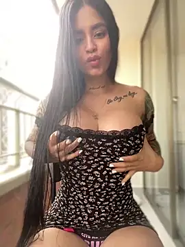 Snapshot of LaraHenao chatting on 02.17.25 LaraHenao online show from 02.17.25