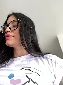 Snapshot of LaraHenao chatting on 03.04.25 LaraHenao online show from 03.04.25