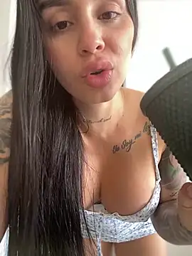 Snapshot of LaraHenao chatting on 03.22.25 LaraHenao online show from 03.22.25