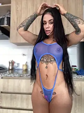 Snapshot of LaraHenao chatting on 11.12.25 LaraHenao online show from 11.12.25