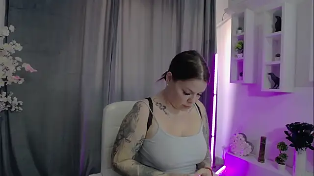 Raven Luna online show from 12.19.24