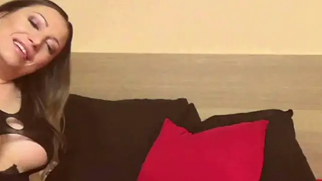 Snapshot of KendraLux chatting on 01.15.26 KendraLux online show from 01.15.26